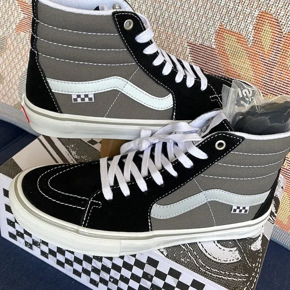 Vans Men’s Skate Sk8-Hi
Reflective Black/Grey
VN0ASFCCN42
Sneakers - Picture 11 of 16